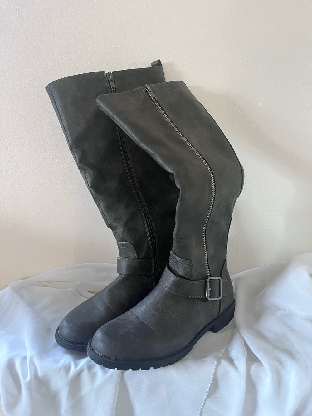 Didoa Women’s Knee High Boots Black Low Heel Buckle Zip Size 6.5 EU 37